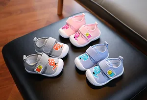 Chaussures de marche souples pour bébé avec petits dinosaures en rose, bleu et gris