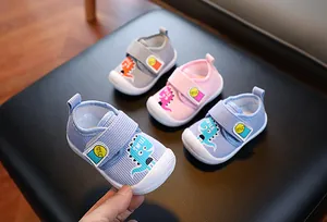Vue détaillée de chaussures de marche pour bébé avec motifs dinosaures et scratchs
