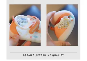 Detailansicht der atmungsaktiven Baby-Lauflernschuhe mit flexibler, weicher Gummisohle