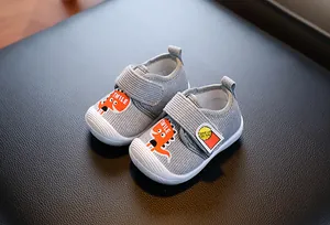 Vue détaillée de chaussures de marche pour bébé grises avec motif renard de dessin animé