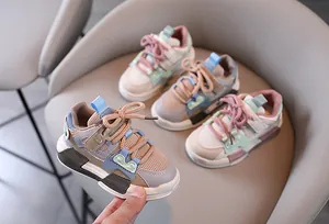 Detailansicht der atmungsaktiven Mesh-Kindersneaker in pastellfarbenen Mischfarben