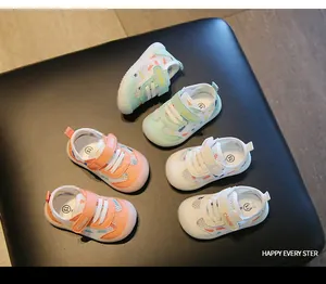 Atmungsaktive Mesh-Lauflernschuhe für Babys mit weicher Sohle in verschiedenen Farben