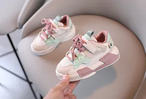 Nahaufnahme von atmungsaktiven Mesh-Sneakern in Rosa und Mintgrün für Kleinkinder
