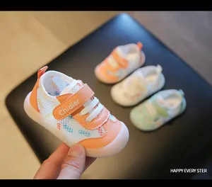 Nahaufnahme von atmungsaktiven orangefarbenen Mesh-Lauflernschuhen mit weicher Sohle