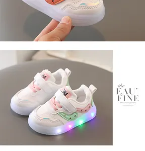 Vista detallada de zapatillas LED para niños pequeños con suelas suaves antideslizantes.