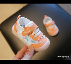 Detailansicht der orangefarbenen Mesh-Lauflernschuhe für Babys mit atmungsaktivem Design