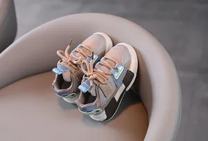 Detaillierte Ansicht atmungsaktiver Kinder-Sneaker in Beige mit hellblauen Akzenten