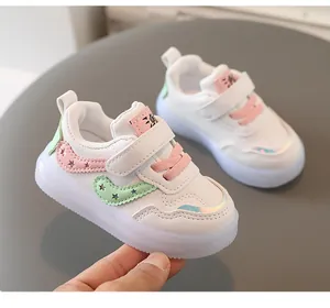 Vista detallada de zapatillas luminosas para niños con hermosos detalles de estrellas