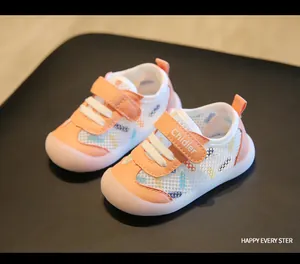 Detailansicht der orange-weißen Mesh-Babylauflernschuhe mit Klettverschluss