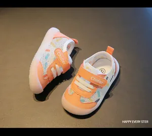 Detailansicht der atmungsaktiven orangefarbenen Mesh-Lauflernschuhe mit weicher Sohle.