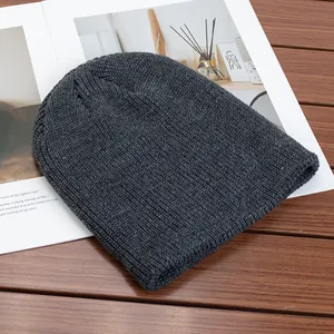 Primo piano dettagliato di un berretto in maglia grigio scuro con motivo a coste per l'inverno.