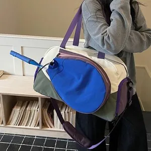 Bolso deportivo de hombro con diseño patchwork y compartimento para raqueta de tenis