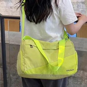 Bolso bandolera de moda verde neón con rejilla de burbujas usado por modelo.