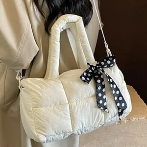 Bolso de hombro blanco acolchado con diseño de burbujas y lazo de lunares