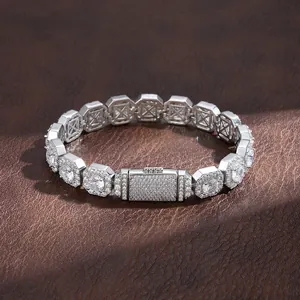 Vista detallada de la pulsera hip-hop de plata con eslabones de circón octogonales