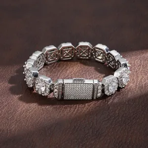 Pulsera hip hop de circonitas cúbicas con eslabones cuadrados en cuero marrón.