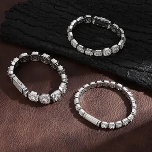 Primer plano de tres pulseras hip-hop de plata con circonitas de corte cuadrado