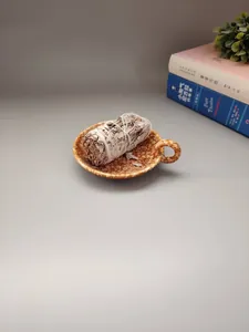 Gros plan détaillé d'un porte-sauge en céramique avec un bouquet de sauge blanche séchée