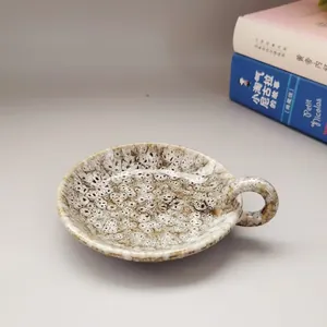 Vue détaillée d'un bougeoir en céramique avec un glaçage réactif moucheté.
