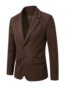 Gros plan sur un blazer en daim marron pour homme de style business décontracté