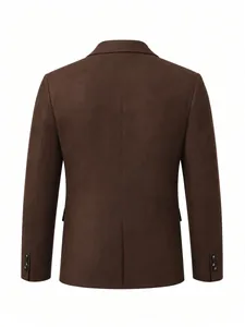 Vue arrière détaillée d'un blazer classique en daim marron pour homme, coupe ajustée