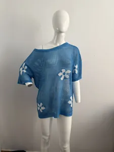 Detailansicht der blau gehäkelten Strickbluse mit weißen Blumenmustern für Damen