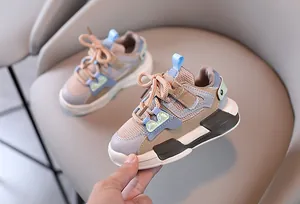 Detail von atmungsaktiven Mesh-Sneakern für Kinder mit buntem Patchwork-Design.
