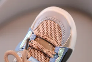 Nahaufnahme von atmungsaktivem Mesh und Leder bei Kindersportschuhen