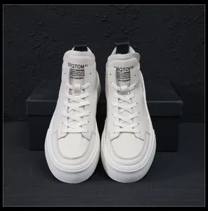 Dettaglio frontale di sneaker alte bianche in vera pelle con spessa suola platform