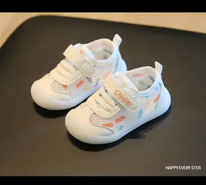 Atmungsaktive weiße Baby-Lauflernschuhe aus Mesh mit weichen Sohlen und Klettverschluss