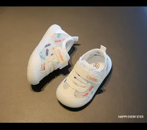 Nahaufnahme von weißen, atmungsaktiven Mesh-Lauflernschuhen für Kleinkinder