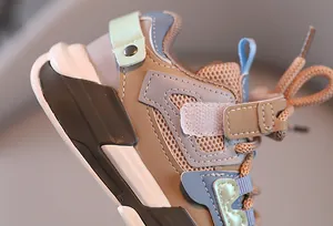 Nahaufnahme der atmungsaktiven Mesh-Kindersneaker mit praktischem Klettverschluss