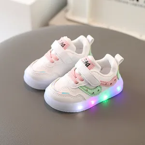 Zapatillas blancas con LED para niños pequeños con luces de colores y suelas antideslizantes