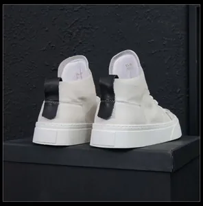 Vista posteriore di sneaker da uomo high-top in pelle bianca con dettagli su tacco e suola