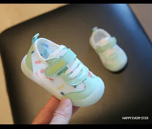 Detailansicht der atmungsaktiven Mesh-Lauflernschuhe für Kleinkinder in Minzgrün.