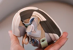 Detailansicht der flexiblen und weichen Sohle atmungsaktiver Mesh-Kindersneaker.