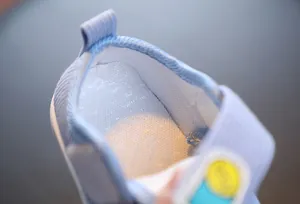 Gros plan macro de la doublure intérieure douce et de la languette de talon de chaussure bébé