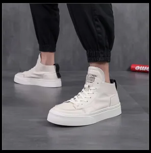 Sneaker alte da uomo in pelle bianco sporco di alta qualità con spesse suole in gomma e lacci