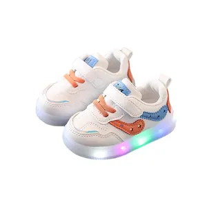 Zapatillas LED blancas para niños pequeños con suela suave antideslizante y velcro