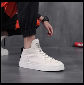 Sneaker alte da uomo in pelle bianco sporco con suola platform, vista laterale.