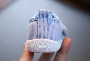 Vue détaillée en gros plan du talon et de la semelle souple d'un soulier pour bébé.