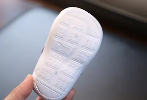 Vue détaillée de la semelle blanche antidérapante souple pour chaussures bébé