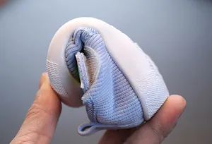 Gros plan sur la semelle souple et flexible des chaussures de marche bleu clair bébé