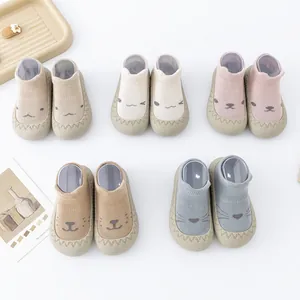 Diverse kleuren cartoon babysok-schoenen met antislipzolen op een witte achtergrond
