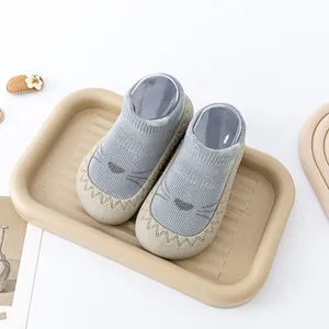 Close-up van baby vloersokken met schattig cartoon kat ontwerp en anti-slip zool