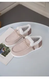 Warme winter-loafer mit fleece-futter, dicken weißen sohlen und kuscheligem pelzbesatz.