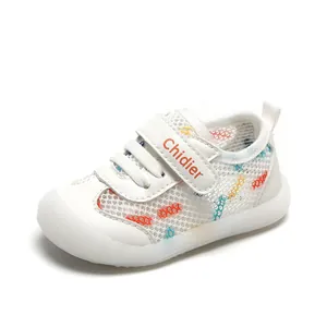 Atmungsaktive weiße Mesh-Babyschuhe mit bunten Farbakzenten und einer weichen Gummisohle