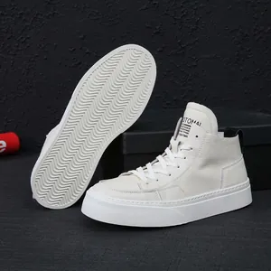 Sneaker alte da uomo in pelle bianca con suola spessa e motivo a onde