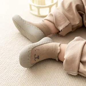 Detailweergave van babyslofjes met antislipzool, schattig cartoongezicht en zachte rubberen zool