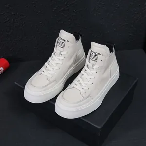 Sneakers alte da uomo in vera pelle bianco sporco esposte su scatola nera